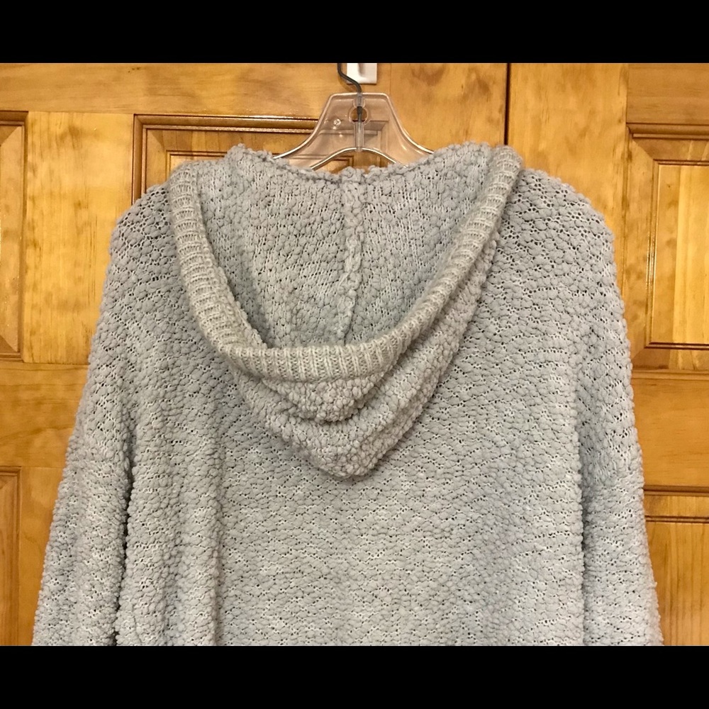 Staccato Light Gray Hooded Sweater Top
Size Small 4 - 6
100% Acrylic
Oversized - Picture 9 of 10